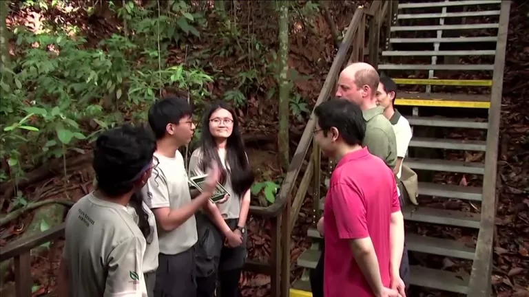 VIDEO. Prințul William se întâlnește cu tineri iubitori de natură, în Singapore
