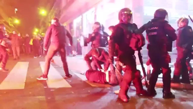 VIDEO. Ciocniri între poliție și protestatari din cauza planului de amnistie al lui Pedro Sanchez