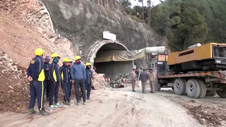 VIDEO. Muncitori din India, prinși în tunelul prăbușit