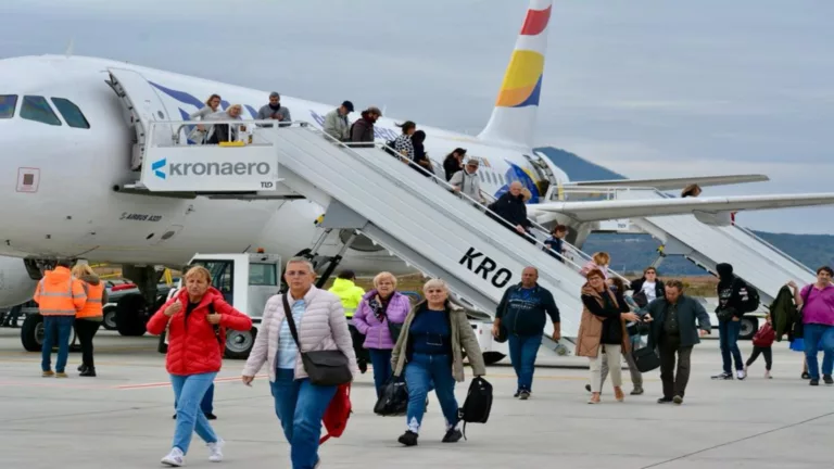 MAE: Unul din cele două grupuri de români blocați în Aeroportul din Dubai a ajuns acasă