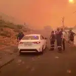 Un incendiu de tufiș se apropie de case în Simon’s Town din Africa de Sud