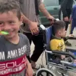 Deplasarea înrăutățește starea de sănătate a adolescentului din Gaza cu boala oaselor fragile