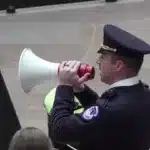 Poliția de la Capitoliu escortează un grup de protestatari care cer încetarea focului în Gaza