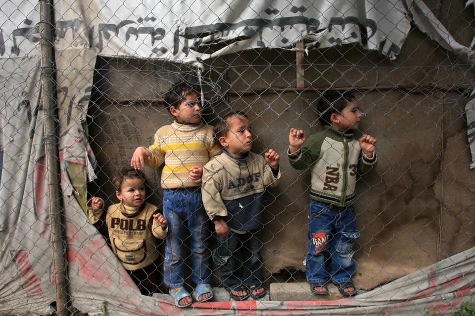 Gaza: Copiii iau lecții în aer liber în tabăra Rafah
