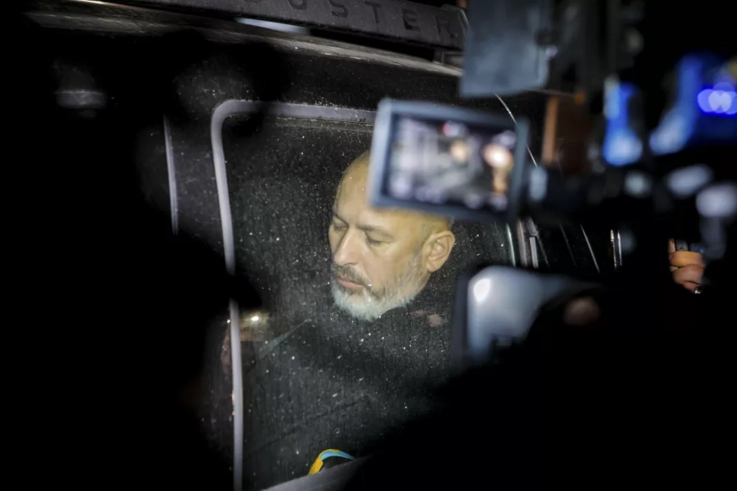 Cornel Dinicu este transportat cu mașina de poliție de la sediul Parchetului de pe lângă Tribunalul Prahova, după ce a fost reținut pentru 24 de ore, în Ploiești, 2 ianuarie 2024. Inquam Photos / Ovidiu Micsik