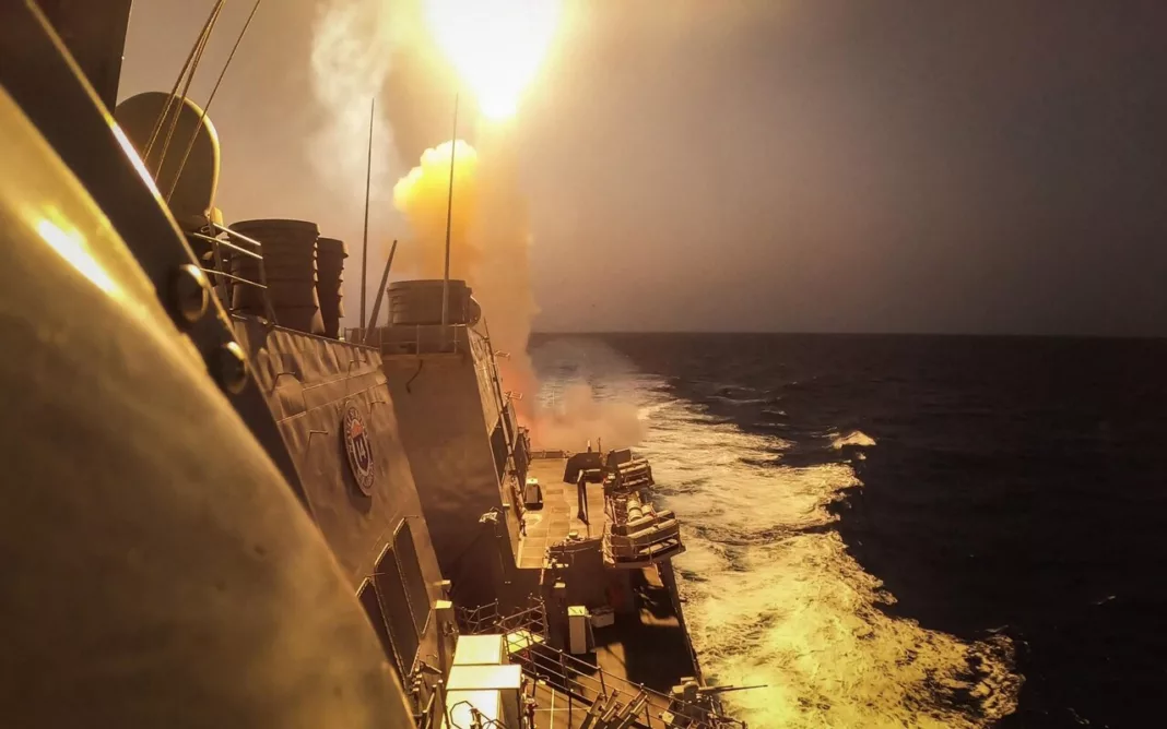 Distrugătorul cu rachete ghidate USS Carney în timpul luptei la Marea Roșie de anul trecut, respingând o combinație de rachete Houthi și vehicule aeriene fără pilot. Carney a lansat o lovitură asupra unui site radar Houthi sâmbătă devreme CREDIT: Aaron Lau/US Navy/AFP