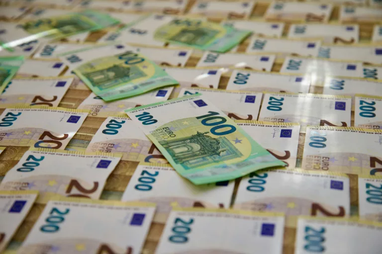Un tânăr în vârstă de 27 de ani a folosit bancnote false de 200 de euro în săli de jocuri electronice 