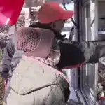 Cutremurul din Japonia: Un camion de băcănie livrează cele necesare