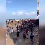 VIDEO. Mulțimi de palestinieni au alergat spre camioanele cu ajutoare pe o plajă din orașul Gaza