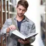 Guvernul dă bani tinerilor care vor să urmeze studii superioare. Ce trebuie să facă viitorii studenți pentru a intra în posesia lor