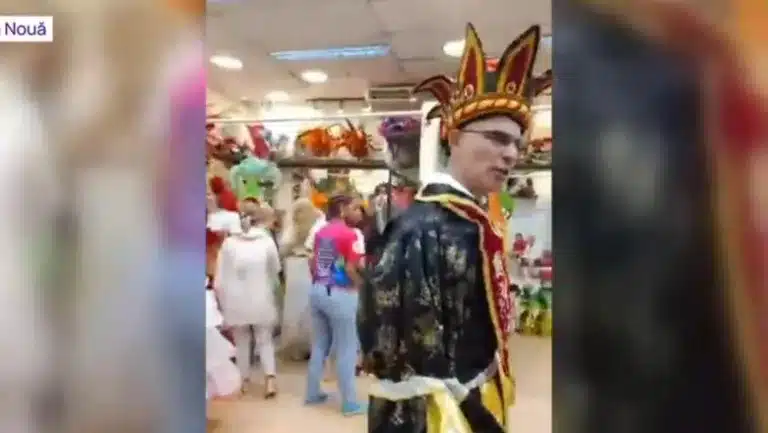 Subprefectul Vasluiului, surprins într-un costum de „joker” în Brazilia, în timp ce zăpada din județ bloca drumurile
