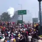 VIDEO. Forțele de securitate aruncă gaze lacrimogene asupra fermierilor indieni care protestează