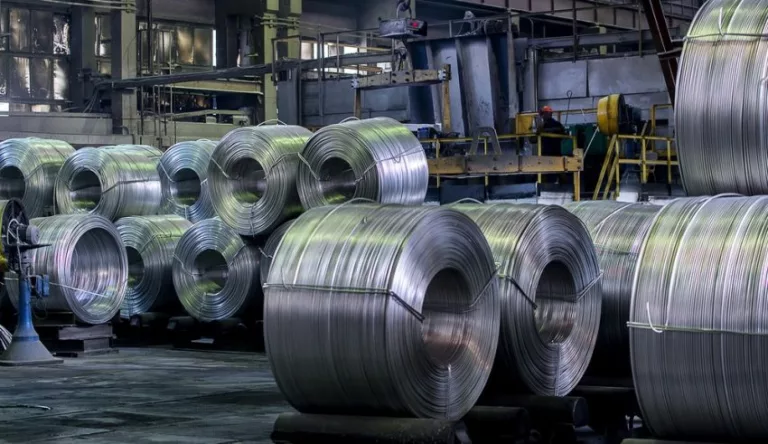 Zeci de angajați ai combinatului de alumină Alum SA din Tulcea vor fi disponibilizați de luni