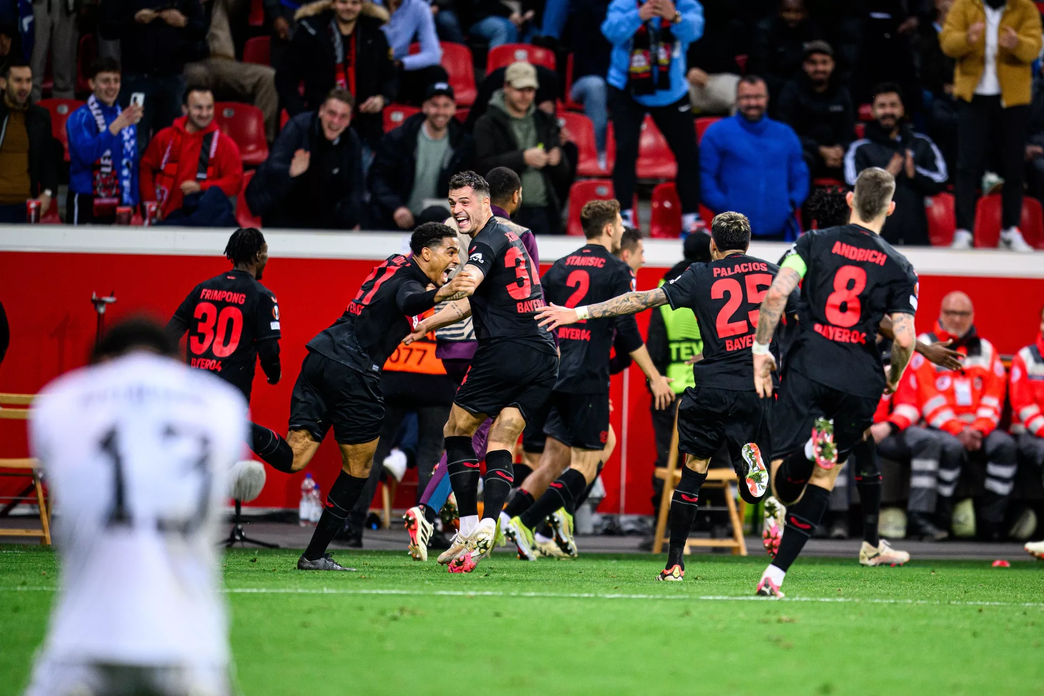 „Thriller” în Europa League! Bayer Leverkusen merge în „sferturi” după un meci interzis cardiacilor