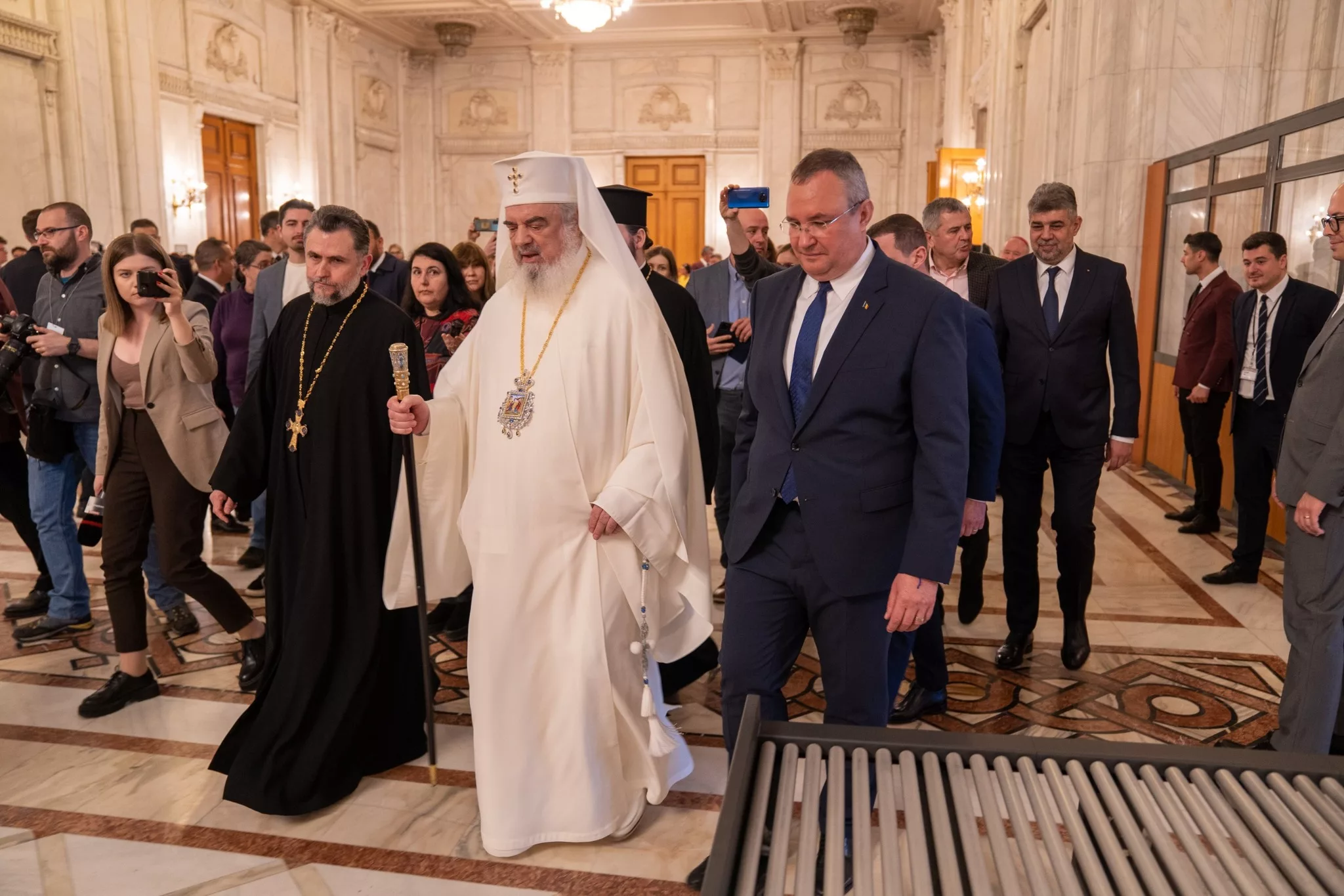 Ciucă și Ciolacu s-au pozat alături de patriarhul Daniel, la capela din Parlament