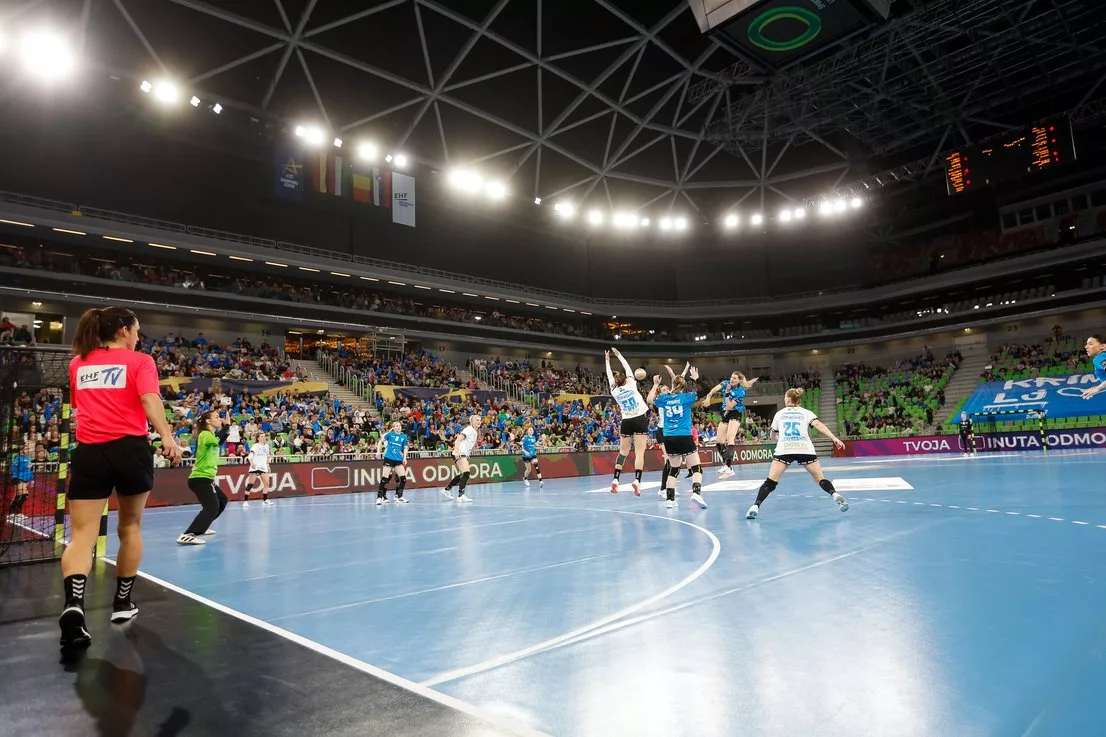 CSM București e aproape de sferturile de finală ale Ligii Campionilor la handbal feminin după ce a învins în deplasare echipa slovenă Krim Mercator Ljubljana, cu scorul de 30-24 (18-12)