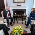Kamala Harris și-a exprimat „îngrijorarea profundă” către Benny Gantz cu privire la criza umanitară din Fâşia Gaza