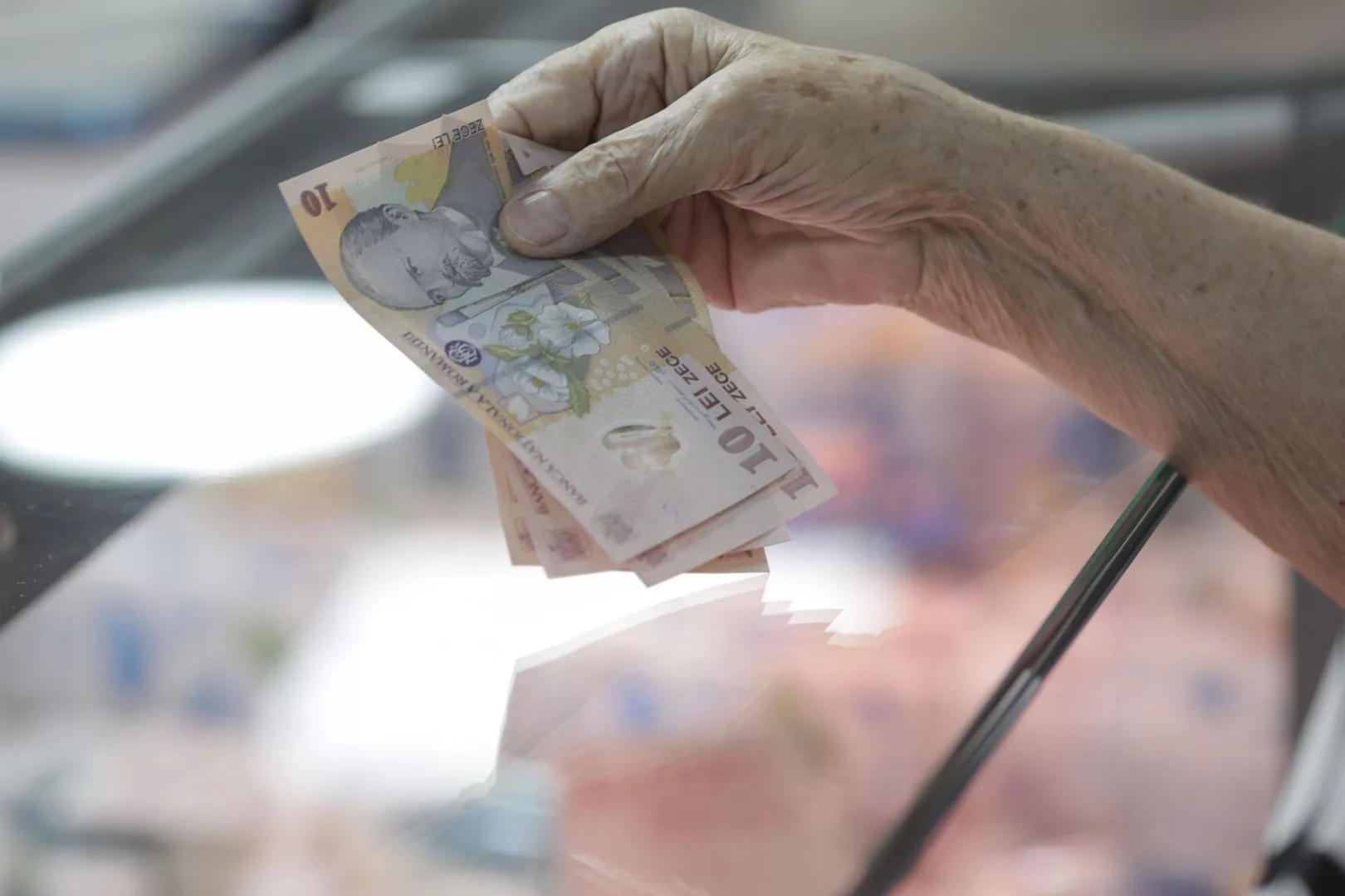 Pensionarii care trebuie să dea banii înapoi statului român