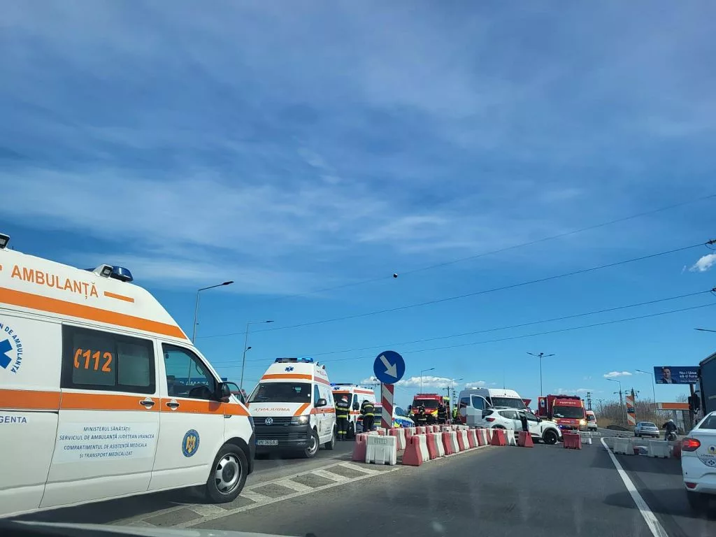 Grav accident auto pe DN2 – E85, în Vrancea! Opt persoane, rănite în urma coliziunii dintre un autoturism și un microbuz