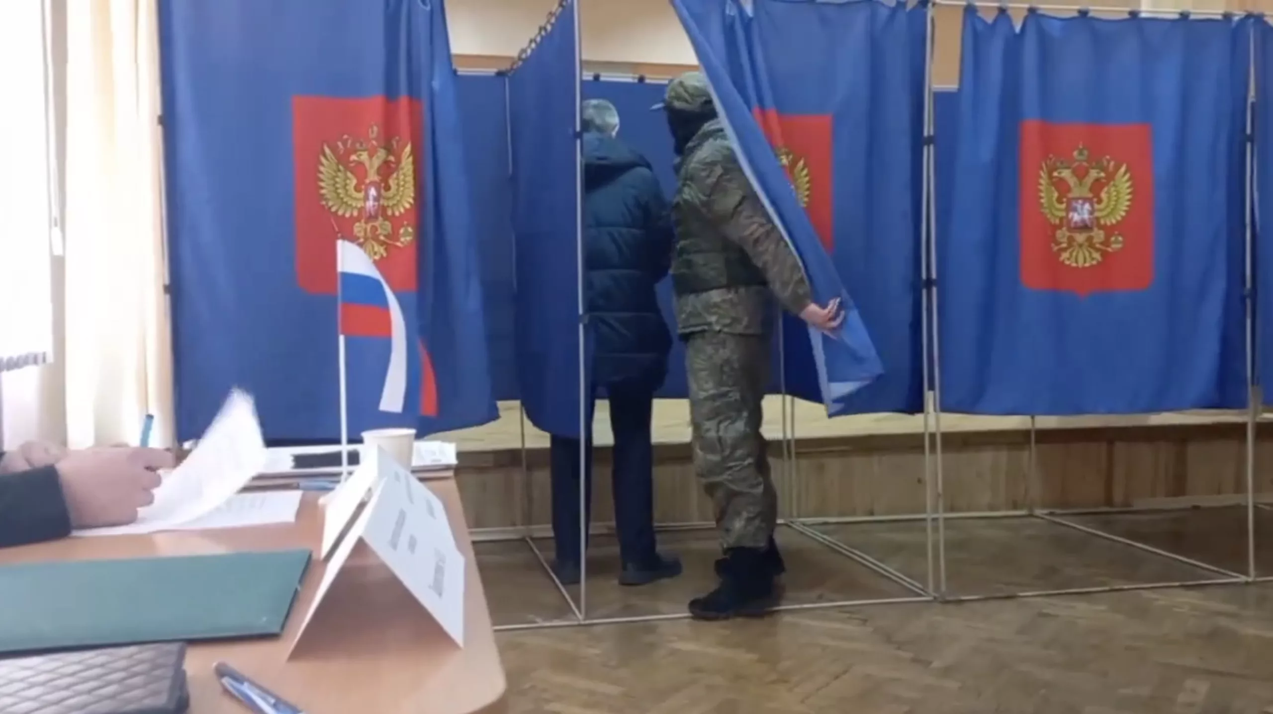 VIDEO. Momente tensionate în Rusia. Un soldat intră în urnele de vot, cu arma la piept