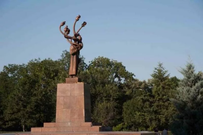 Statuia “Hidra” de la Iași se scoate la licitație. “E o temă care reprezintă politica postdecembristă”