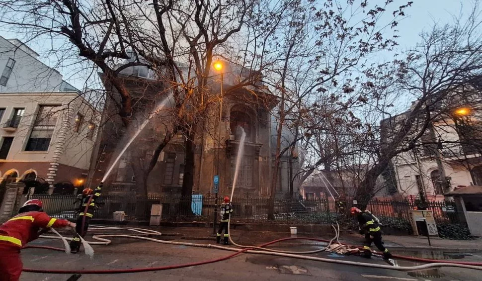 Incendiu puternic în Capitală. Pompierii intervin cu 10 autospeciale pentru stingerea focului