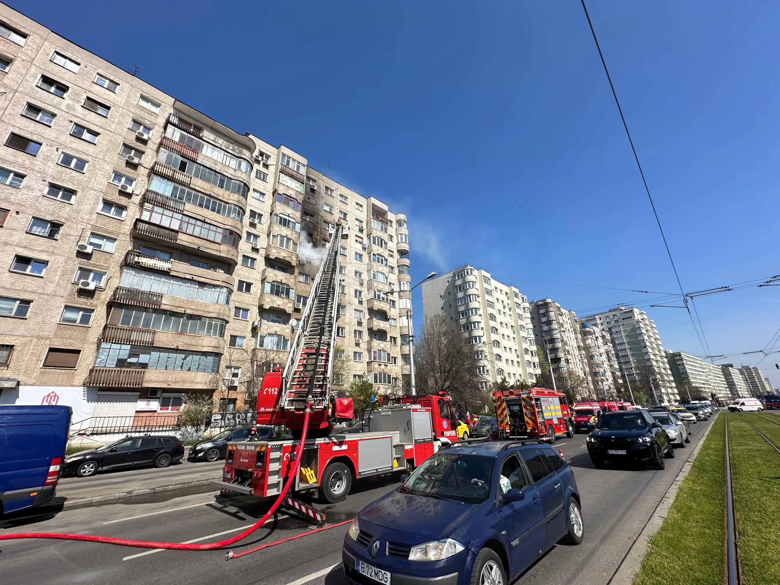 Zeci de locatari, evacuați de urgență din cauza unui incendiu dintr-un bloc din Pantelimon. Cinci persoane au ajuns la spital