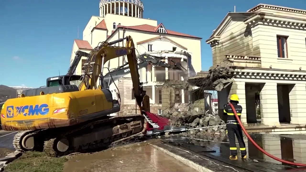VIDEO. Azerbaidjanul demolează fostul parlament armean din Karabah