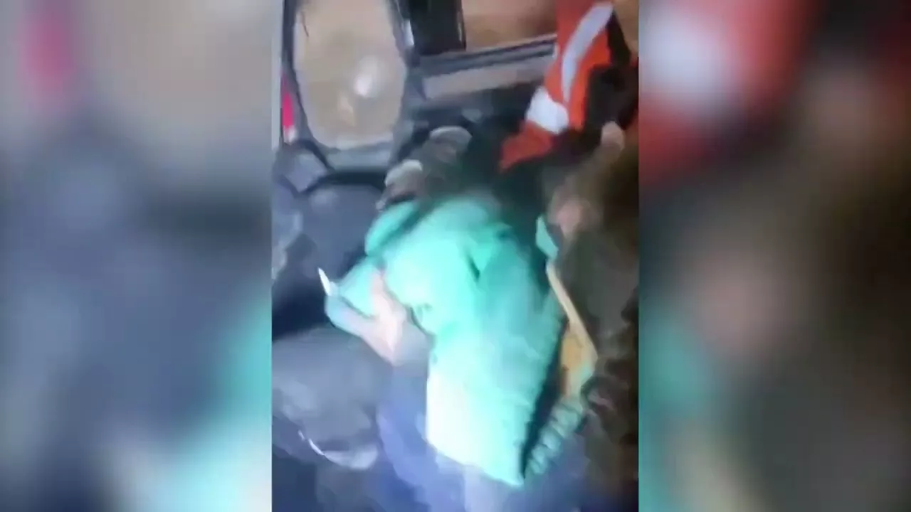 Videoclipul arată cum o fată este salvată din moloz în Jabalia