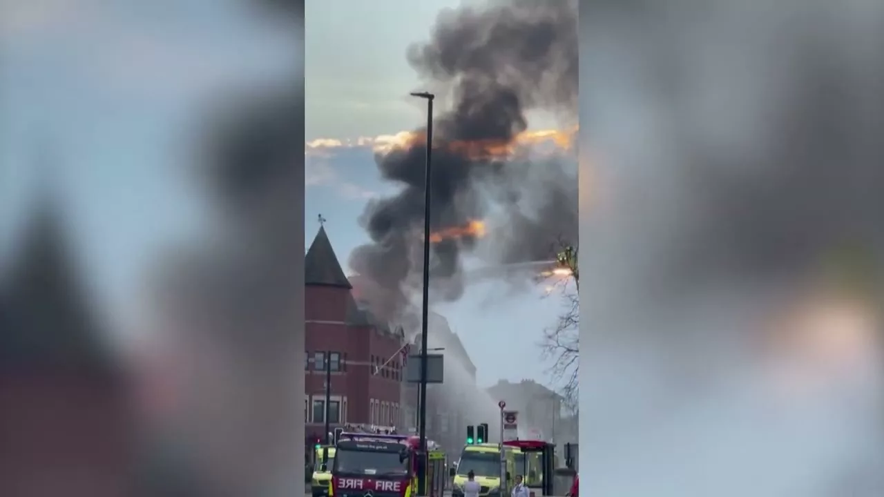 Un incendiu uriaș scapă de sub control pe acoperișul unei secții de poliție din estul Londrei