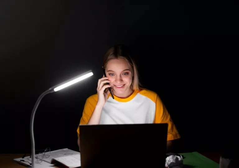 Cum iluminezi camera în care se află biroul, pentru a fi mai productiv?