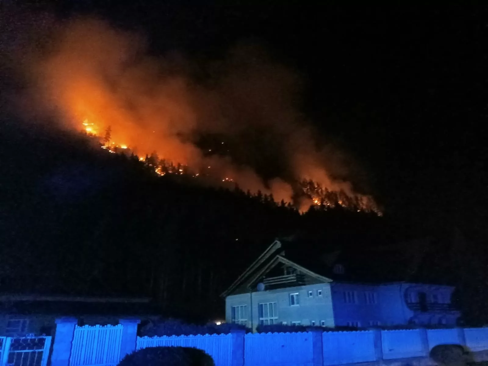Bacău: două aeronave specializate intervin pentru a stinge un incendiu ce a cuprins peste 20 de hectare de pădure de pin