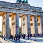 Închisoare cu suspendare pentru trei activiști climatici care au vopsit cu spray portocaliu Poarta Brandenburg