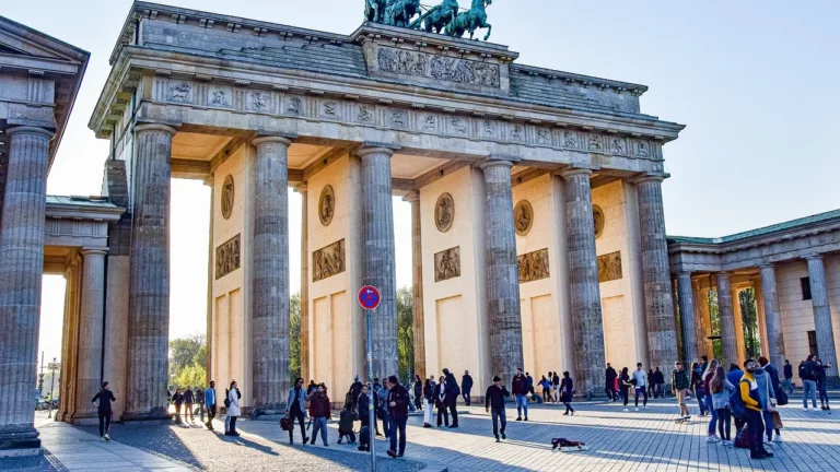 Activiști germani pentru climă, condamnați la închisoare pentru că au pulverizat împroșcat cu vopsea pe Poarta Brandenburg