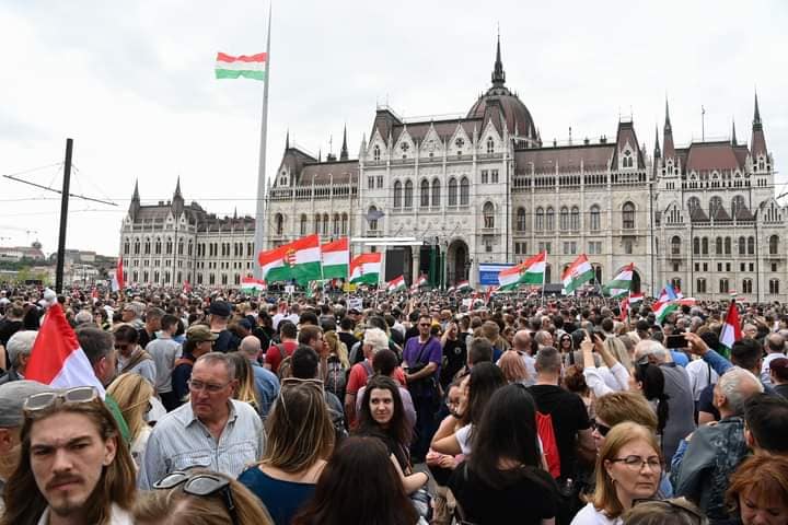Zeci de mii de persoane au ieșit în centrul Budapestei pentru a-i cere demisia premierului Viktor Orban