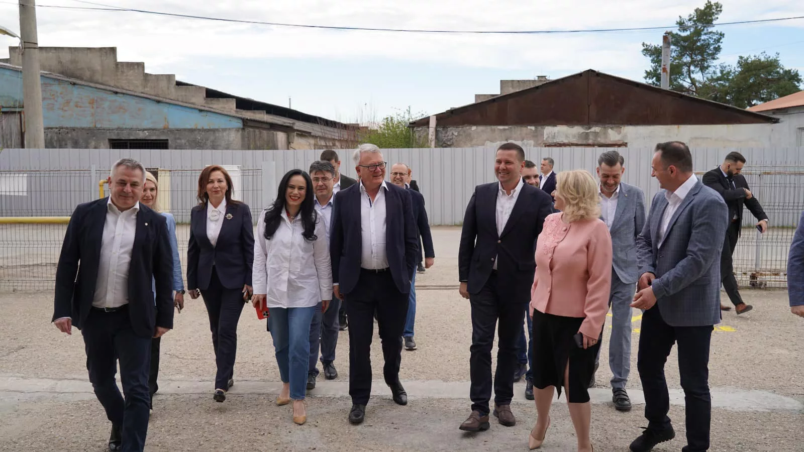 Ministrul Muncii, Simona Bucura Oprescu, și comisarul european Nicolas Schmit au vizitat o fabrică de confecții