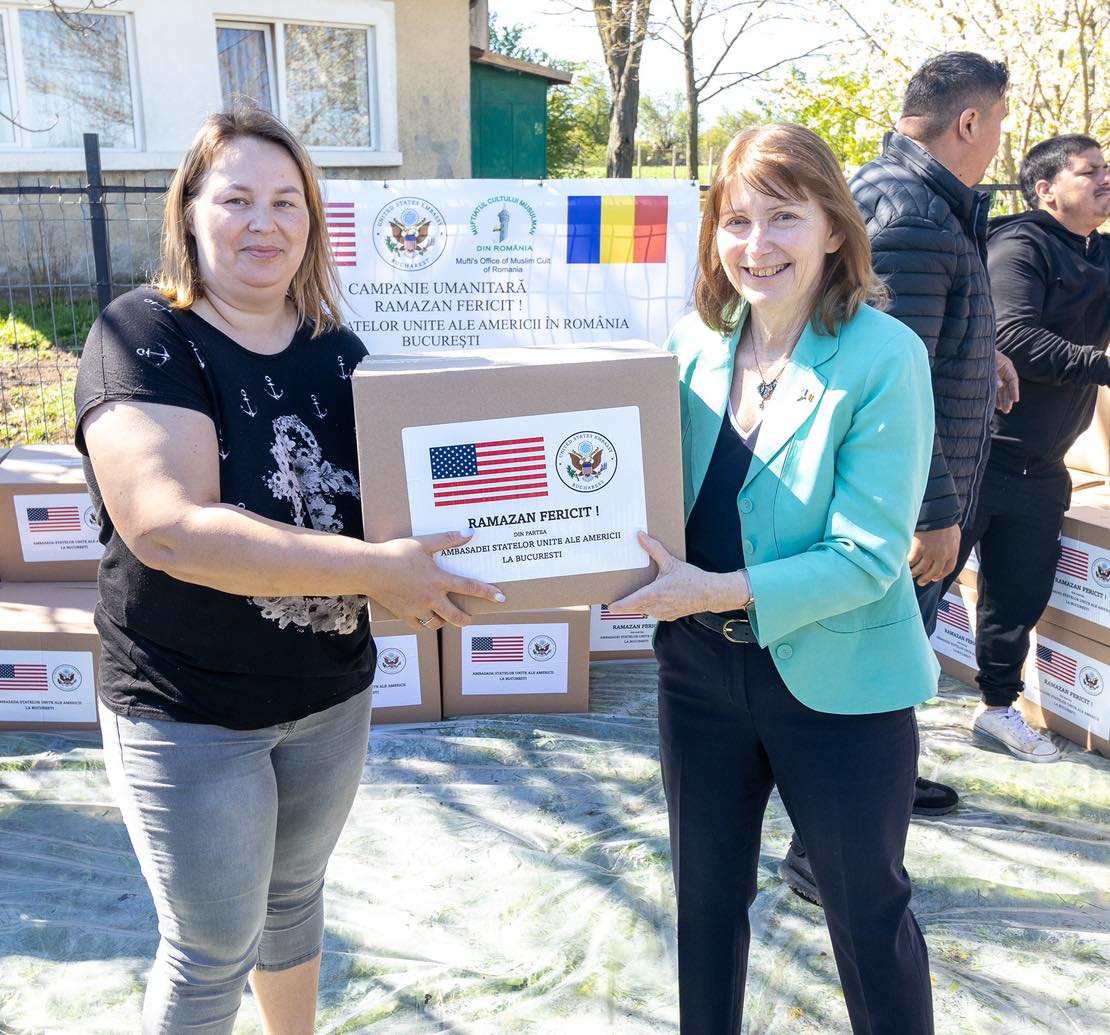 Ambasadoarea SUA și muftiul Cultului Musulman au oferit alimente într-un sat din Dobrogea