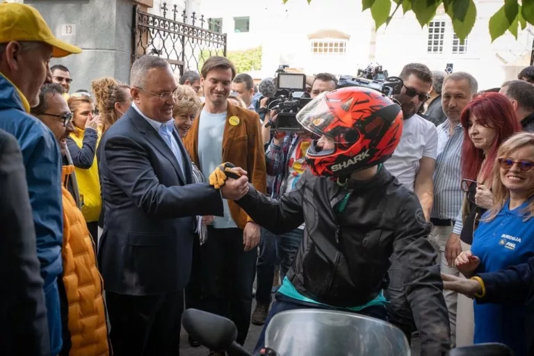 Burduja își face campanie pe motocicletă. “Este adevăratul candidat al dreptei”, susține Ciucă