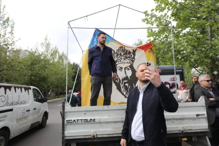 FOTO. Cort al AUR, demolat în Sectorul 3! Mihai Enache acuză: „Coaliția terorii PSD-PNL continuă abuzurile la adresa noastră”
