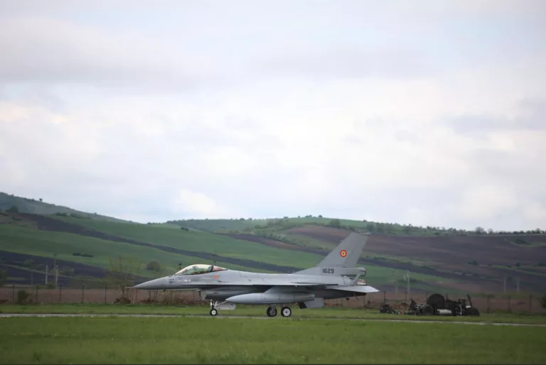 Trei avioane F-16 cumpărate din Norvegia au ajuns în România