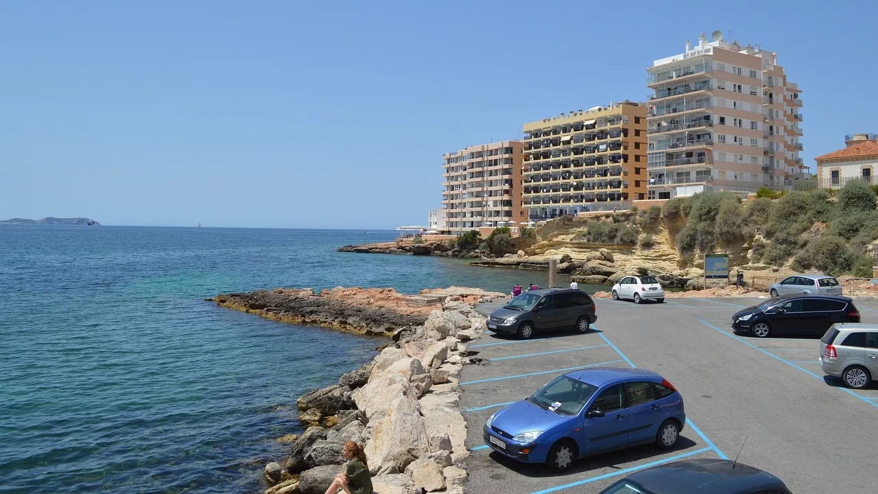 Cum au ajuns locuitorii din Ibiza, insula petrecerilor, să trăiască în mașini