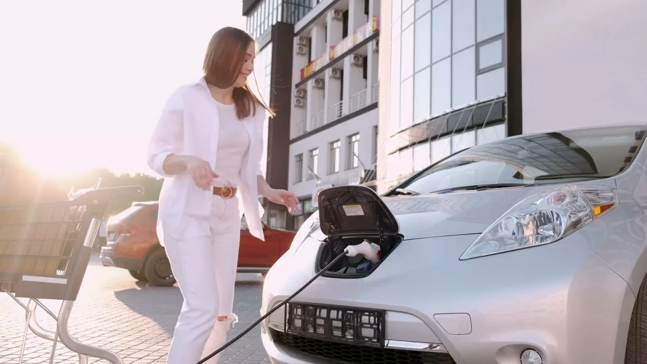 Revoluția Silențioasă: Mașinile electrice și viitorul mobilității durabile