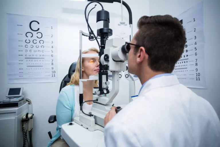 Cum să îți păstrezi sănătatea ochilor printr-un consult optometric regulat