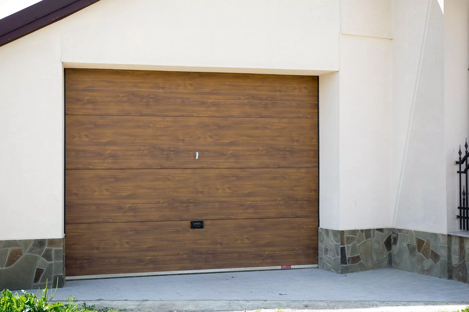 Transformă spațiul din garaj într-un loc accesibil – iată ce ușă de garaj de la Alexiana să alegi
