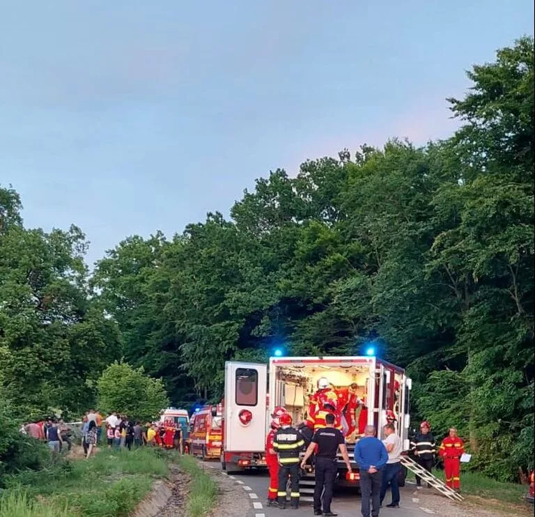 Adolescentul de 16 ani care conducea autoturismul răsturnat pe un drum forestier în județul Bistrița-Năsăud a murit