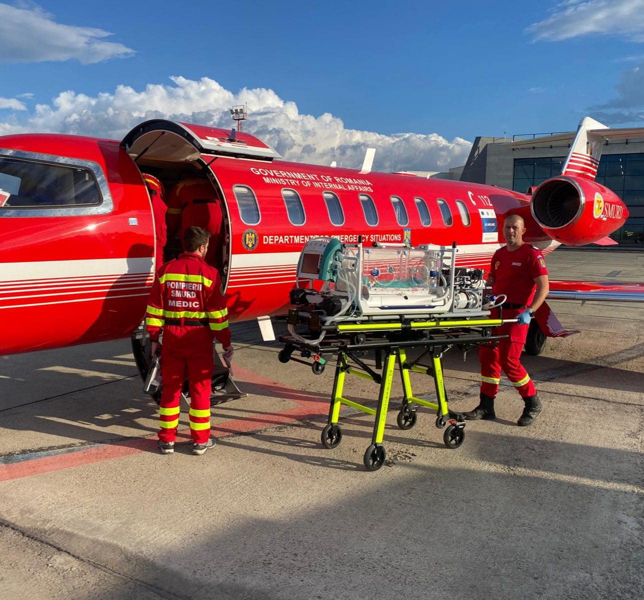 Un bebeluș de doar o zi, în stare gravă, a fost transportat cu un avion SMURD de la Timișoara la București