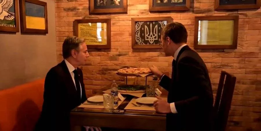 Antony Blinken a ajuns într-o vizită surpriză la Kiev. A mâncat pizza în localul veteranilor războiului contra Rusiei