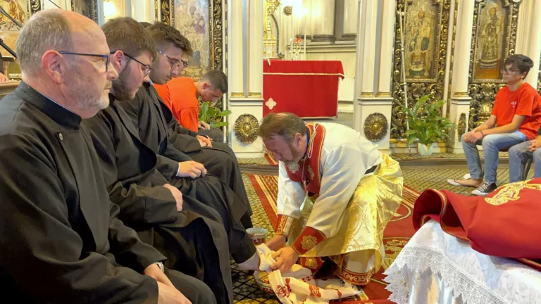 Joia Mare. Preasfinția Sa Claudiu a spălat picioarele a 12 tineri în Catedrala „Schimbarea la Faţă” din Cluj-Napoca