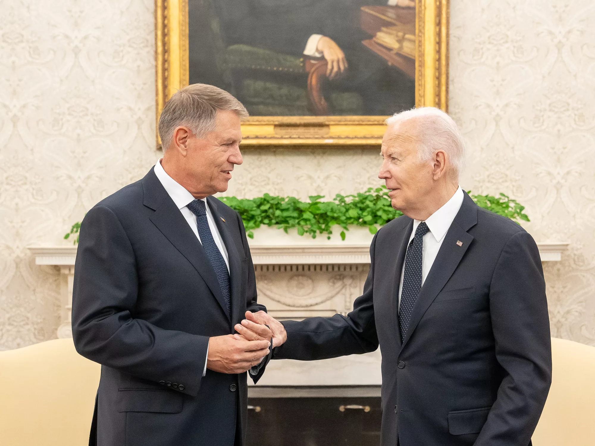 Kluas Iohannis și Joe Biden vor continua dialogul privind candidatura primului la șefia NATO