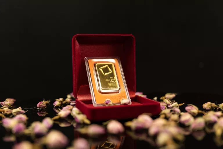 Investițiile în aur – cele mai sigure pe timp de criză. Românii au cumpărat peste 30.000 de lingouri de aur și peste 10.000 de monede de aur într-un singur an